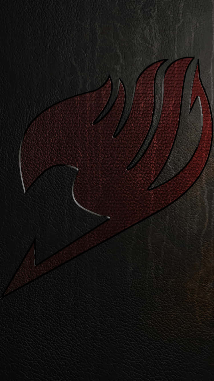 Fairy Tail Logo 桌布 壁紙 — 一個大膽的紅色火焰標誌，壓印在深色紋理皮革上，帶有金屬飾邊。