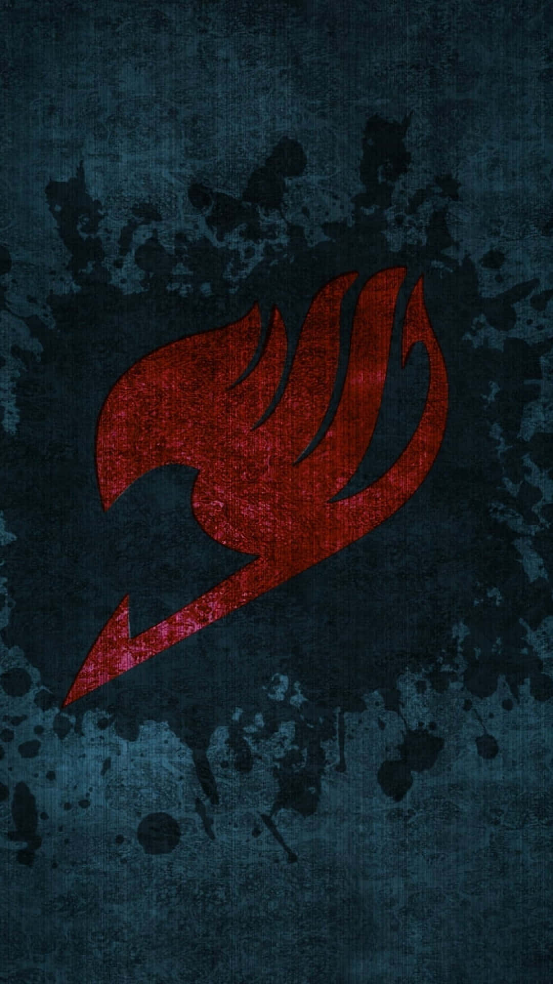 Fairy Tail Logo 桌布 壁紙 — 一個大膽的紅色火焰標誌，帶有磨損質感，在帶有油漆飛濺的深藍色垃圾搖滾風格背景上脫穎而出。