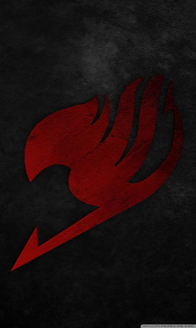 Fairy Tail Logo 桌布 壁紙 — 一個大膽的紅色火焰標誌，邊緣呈鋸齒狀，在紋理深灰色背景上格外突出。