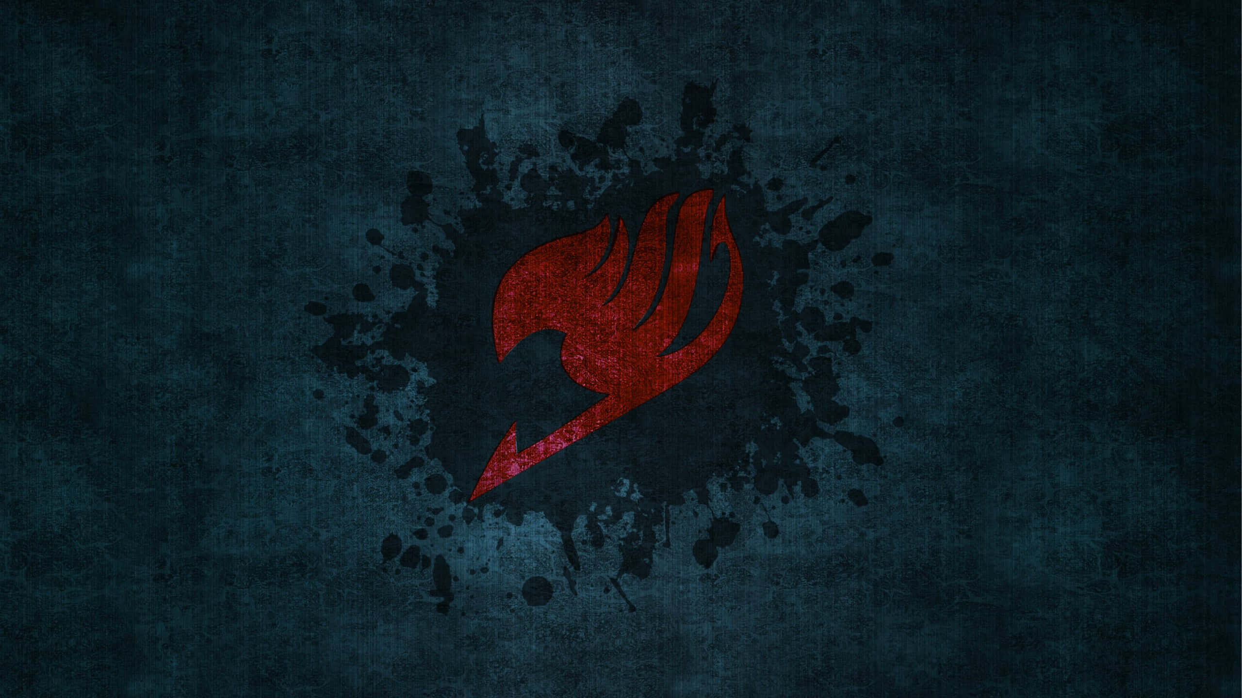 Fairy Tail Logo 桌布 壁紙 — 一個大膽的紅色火焰標誌在帶有紋理的深藍色垃圾風格背景上飛濺。