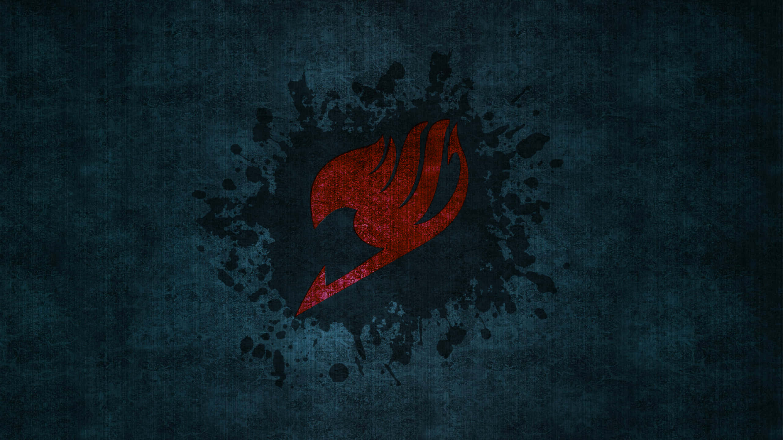 Fairy Tail Logo 桌布 壁紙 — 一個大膽的紅色火焰標誌在帶紋理的深藍色頹廢背景上飛濺。