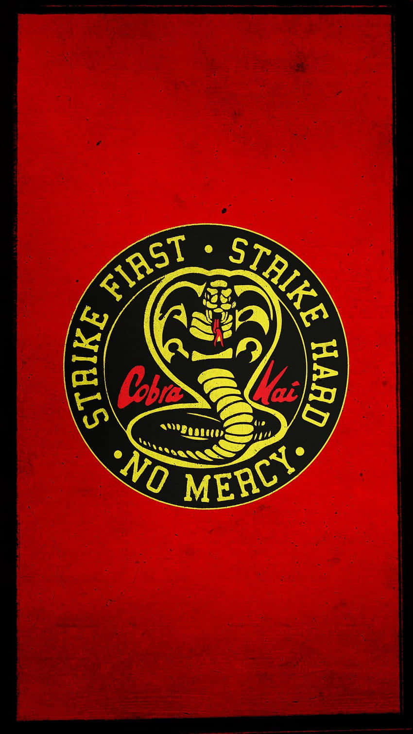 Cobra Kai iPhone Xr 桌布 壁紙 — 一個大膽的紅色紋理背景，上面有一個黑色和黃色的圓形Cobra Kai標誌，帶有盤繞的蛇和勵志文字。