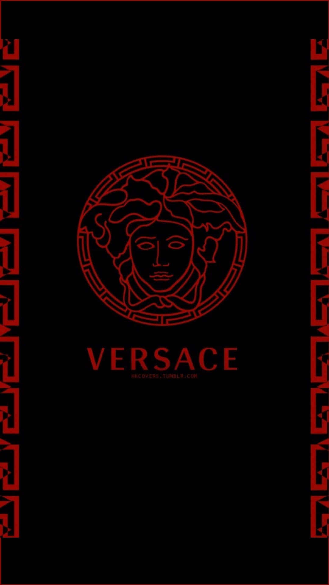 versace 桌布 壁紙 — 一個大膽的紅色美杜莎標誌和品牌名稱 Versace，以希臘鑰匙圖案框在黑色背景上。