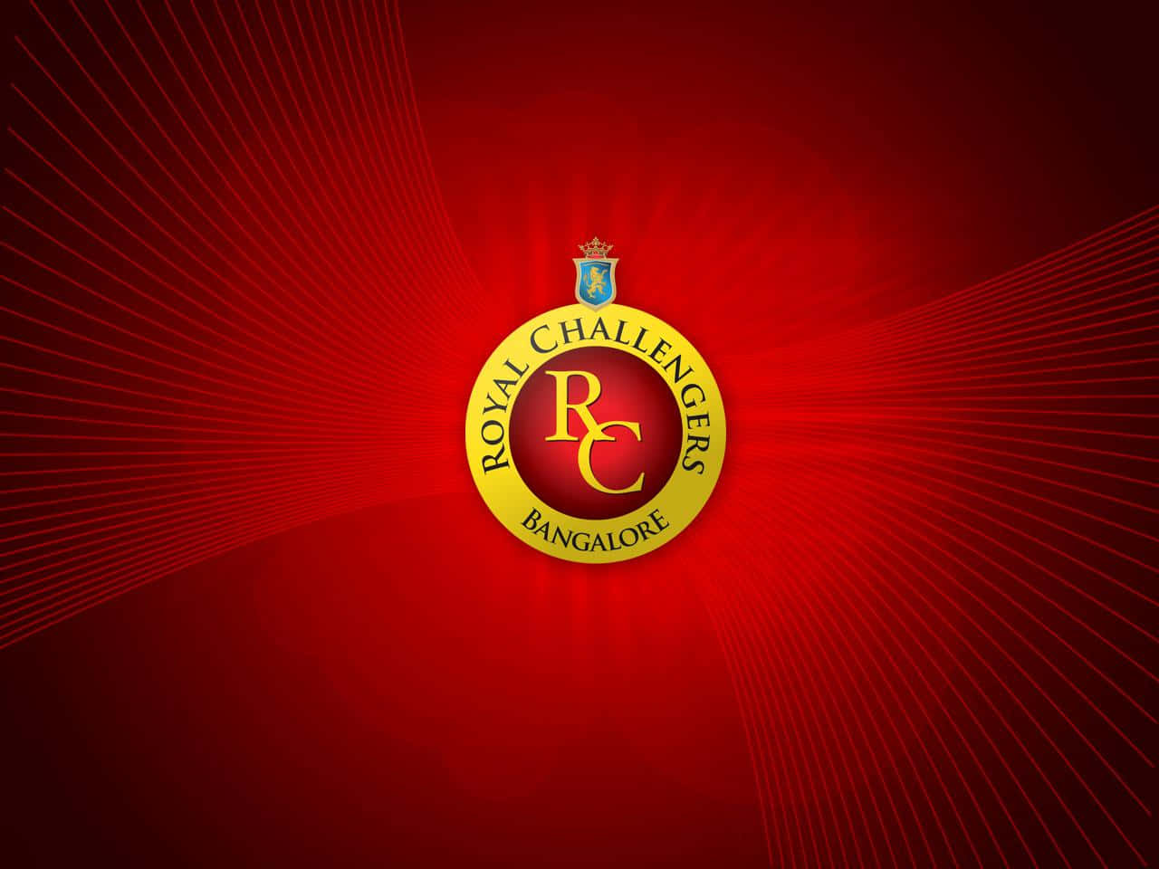 Rcb 桌布 壁紙 — 一個大膽的紅色背景，中央的皇家挑戰者班加羅爾標誌散發出金色光芒。