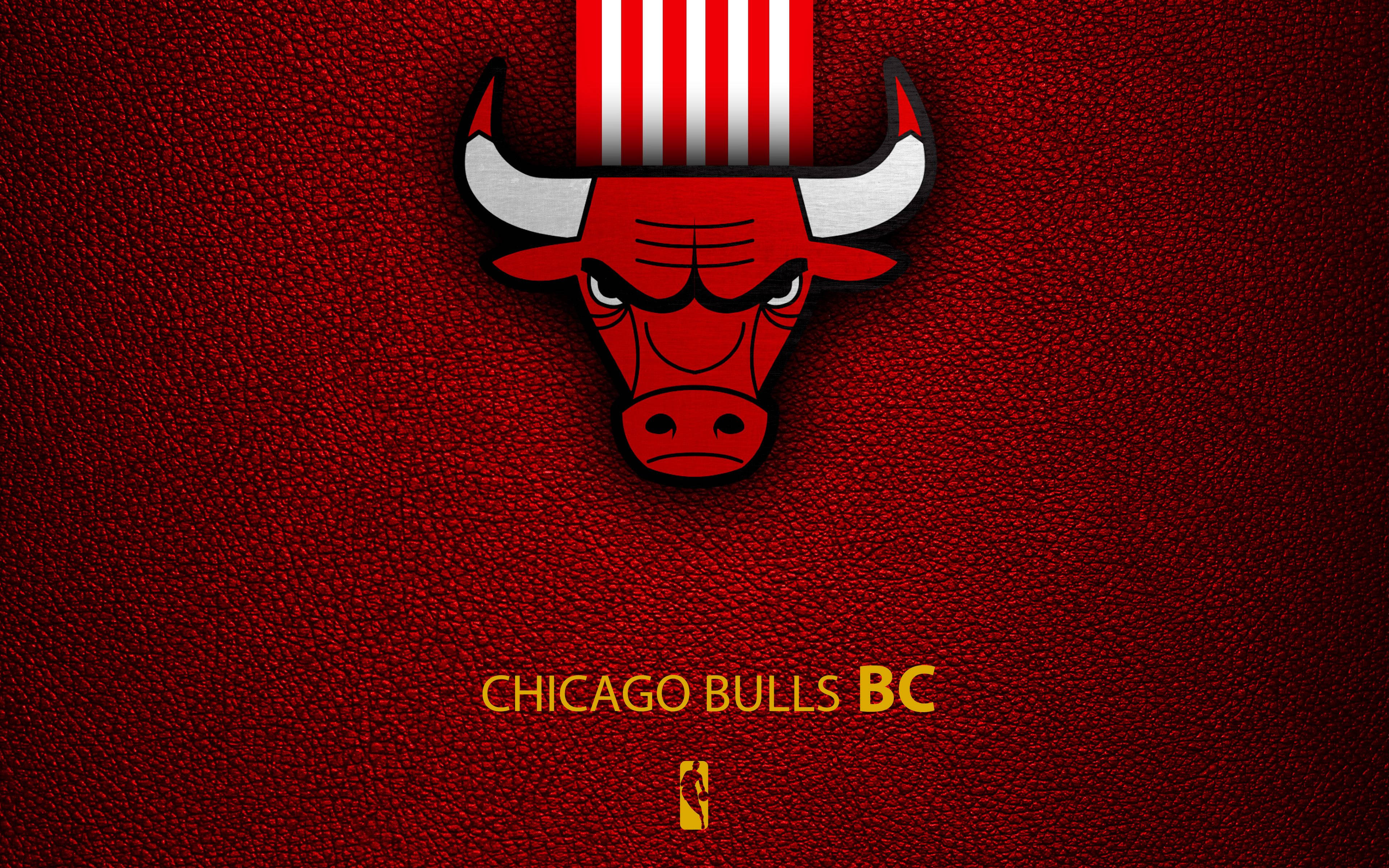 Chicago Bulls 桌布 壁紙 — 一個大膽的紅色芝加哥公牛隊標誌，帶有白色角和條紋帽子，居中在紋理紅色皮革背景上。