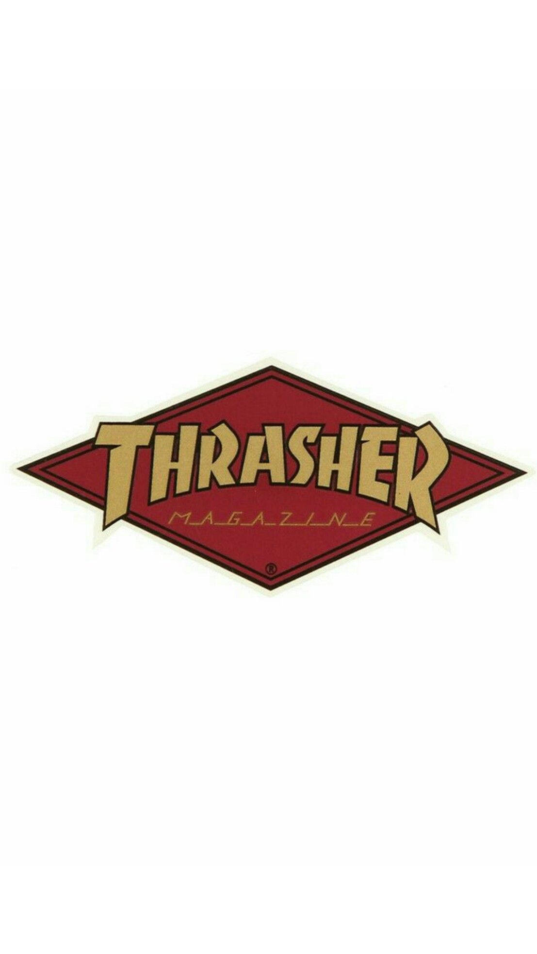 Thrasher 桌布 壁紙 — 一個大膽的紅色菱形Thrasher Magazine標誌，金色字體居中於純白色背景上。
