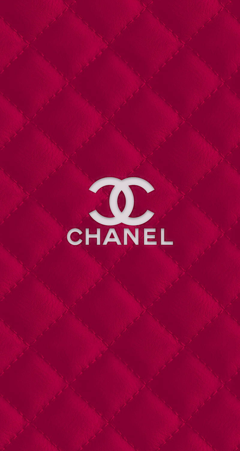 Pink Chanel Logo 桌布 壁紙 — 一個大膽的紅色菱格紋背景，中央突出顯示一個白色的Chanel標誌。
