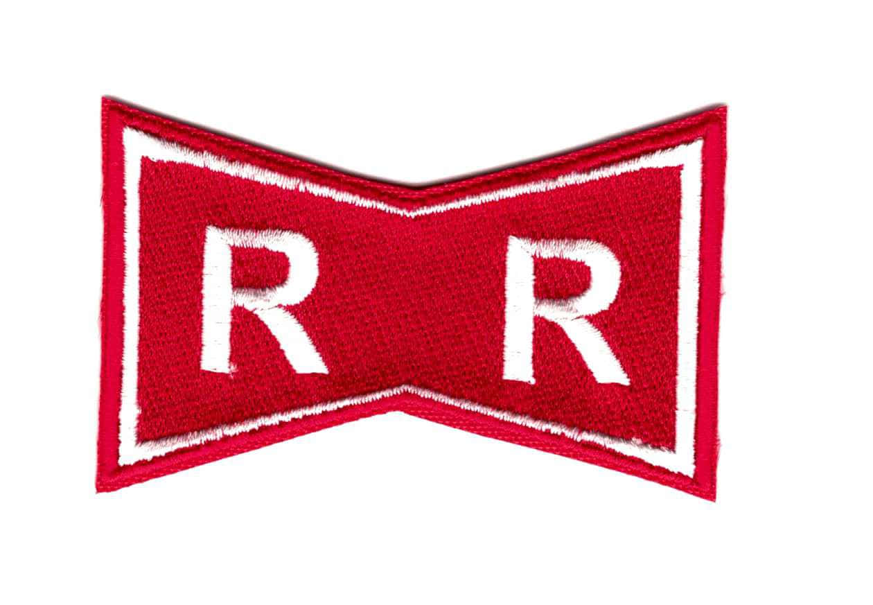 Red Ribbon Army 桌布 壁紙 — 一個大膽的紅色蝴蝶結形狀補丁，兩側有白色刺繡字母R，背景為純白色。