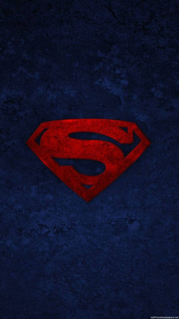 superman iPhone 桌布 壁紙 — 一個大膽的紅色超人標誌，帶有磨損紋理，在深色紋理藍色背景上脫穎而出。