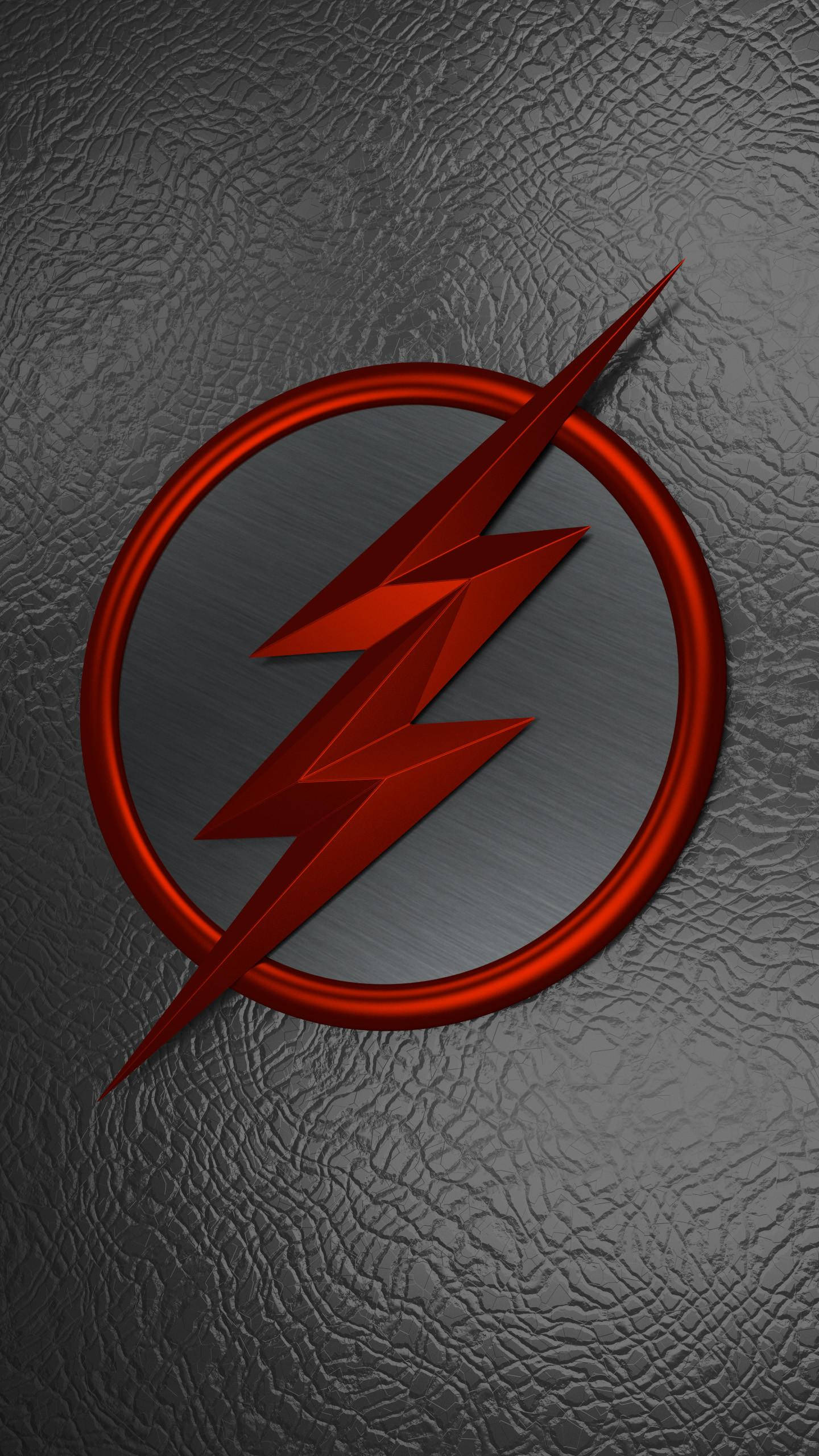 the flash iPhone 桌布 壁紙 — 一個大膽的紅色閃電標誌在圓形框架內閃耀，背景是帶有紋理的深灰色仿皮革表面。