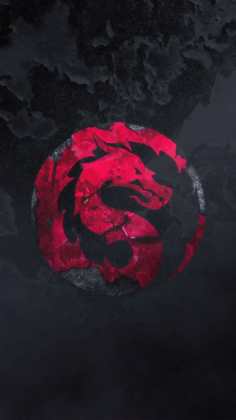 Mortal Kombat iPhone 桌布 壁紙 — 一個大膽的紅色龍紋章，帶有裂紋紋理，在黑暗煙霧背景中發光。
