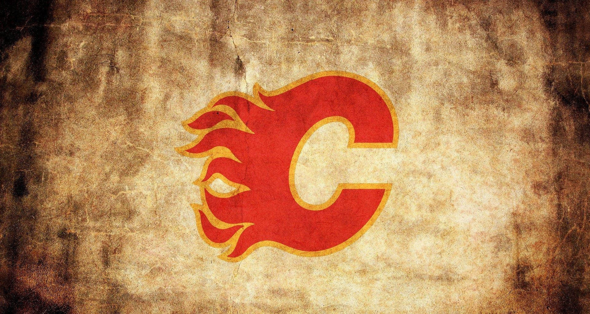 Flames 桌布 壁紙 — 一個大膽的紅金色卡加利火焰隊標誌在風化紋理米色背景上脫穎而出。