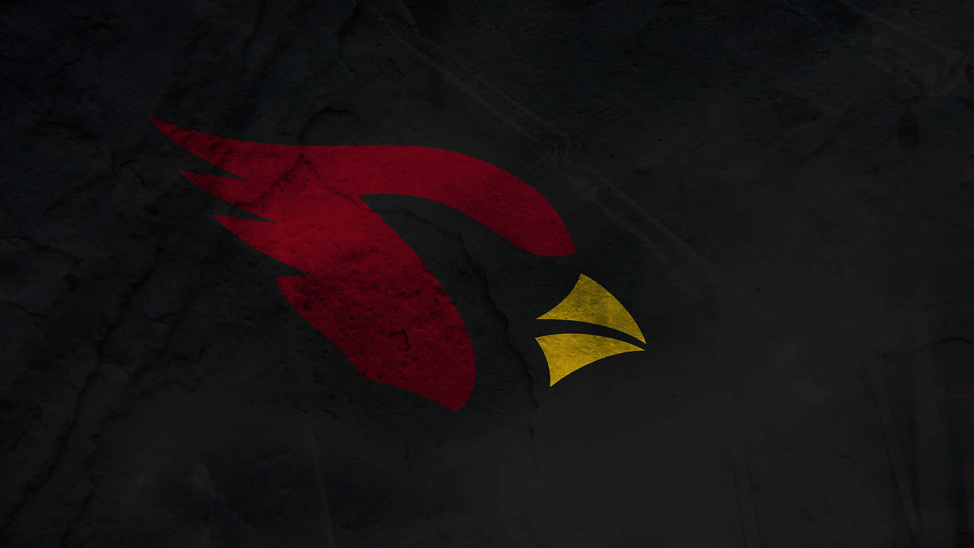Arizona Cardinals 桌布 壁紙 — 一個大膽的紅金色紅衣主教標誌，帶有磨損紋理，在黑暗的裂紋背景上脫穎而出。