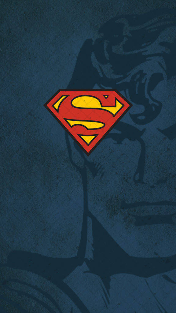 superman iPhone 桌布 壁紙 — 一個大膽的紅黃色超人標誌，居中放置在深藍色紋理背景上，帶有模糊的陰影臉部輪廓。