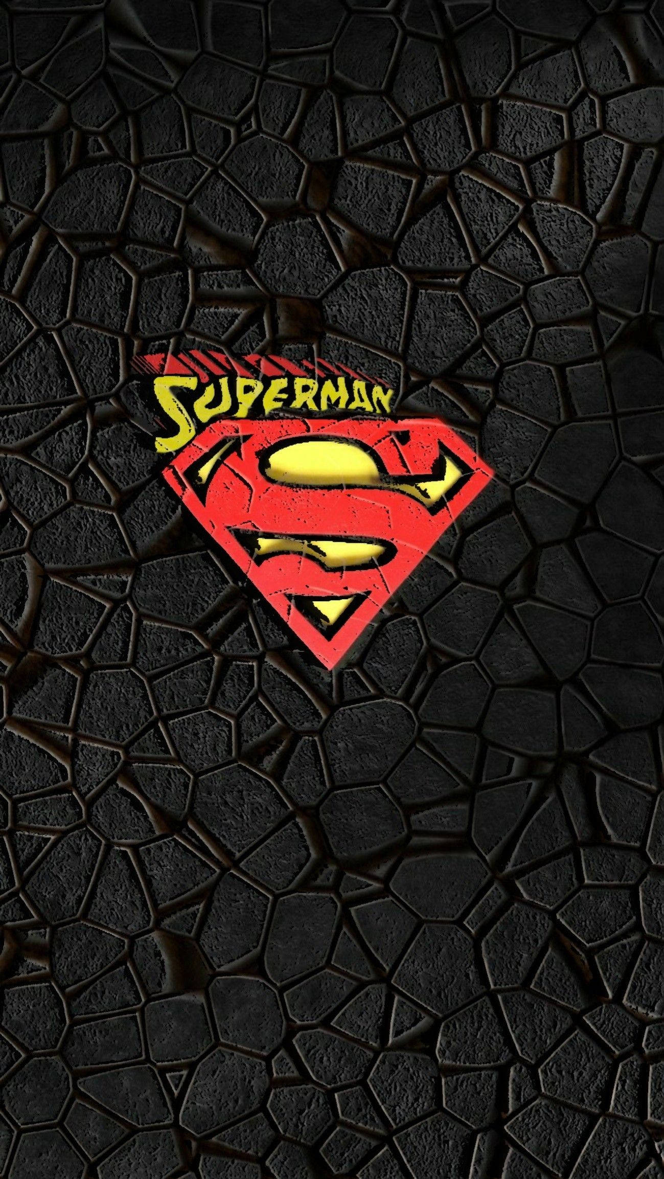 superman symbol iPhone 桌布 壁紙 — 一個大膽的紅黃色超人標誌，帶有裂紋質感，在深色裂紋石背景上脫穎而出。