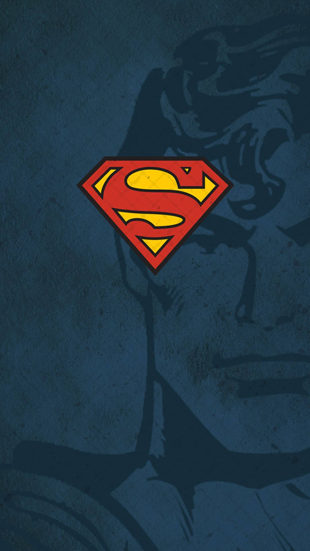 superman symbol iPhone 桌布 壁紙 — 一個大膽的紅黃色超人標誌，置中在深藍色紋理背景上，帶有模糊的漫畫風格超人面孔剪影。