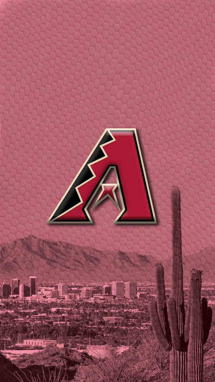Arizona 桌布 壁紙 — 一個大膽的紅黑色亞利桑那響尾蛇標誌漂浮在單色粉紅色沙漠城市景觀上，其中有薩瓜羅仙人掌和遠處的山脈。