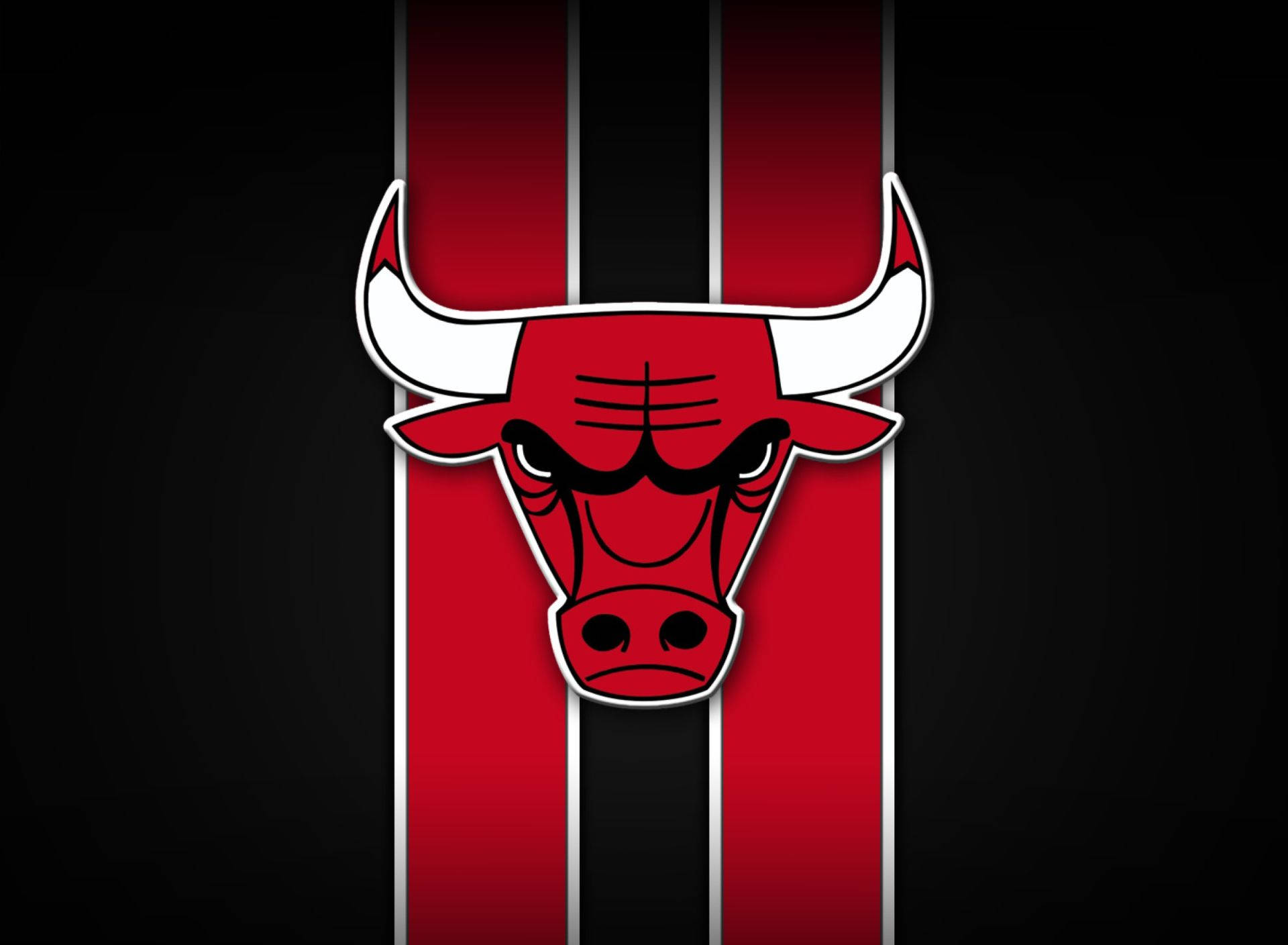 Chicago Bulls 桌布 壁紙 — 一個大膽的紅黑芝加哥公牛隊標誌，白色角位於深色背景上的垂直條紋中央。