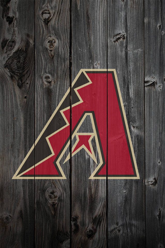 Arizona 桌布 壁紙 — 一個大膽的紅黑配色亞利桑那響尾蛇隊標誌，帶有金色邊飾，在深色風化木板上格外突出。