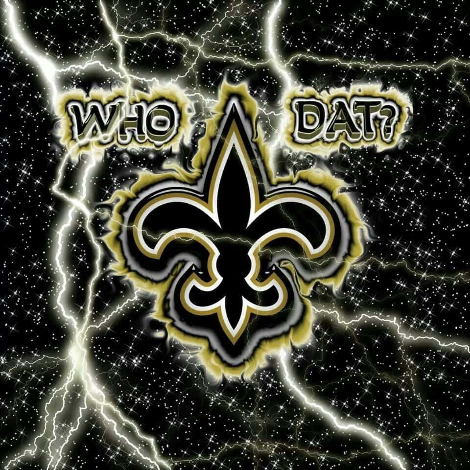NFL Saints 桌布 壁紙 — 一個大膽的紐奧良聖徒隊標誌在閃電和星星的風暴背景下以金色和黑色發光，並帶有「WHO DAT?」文字。