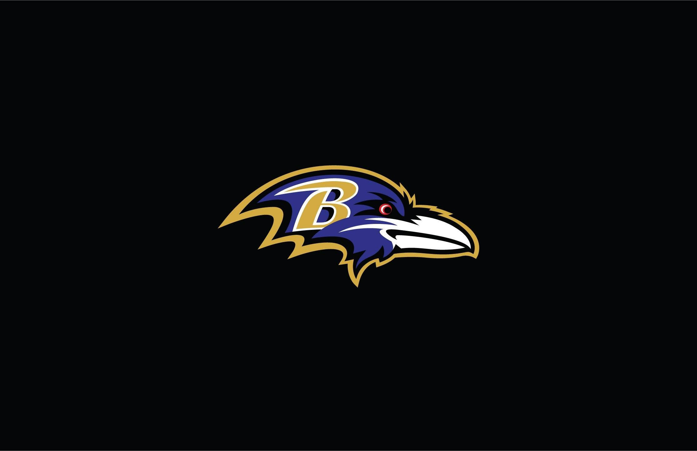 Ravens 桌布 壁紙 — 一個大膽的紫色、金色和黑色巴爾的摩烏鴉隊標誌，居中在純黑色背景上。