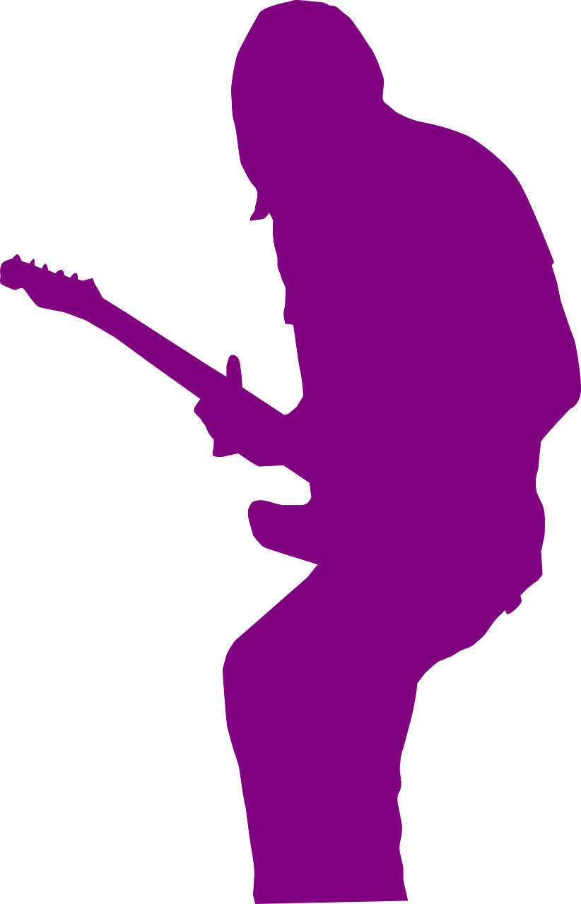 guitar player 桌布 壁紙 — 一個大膽的紫色剪影，一位吉他手在純黑色背景上彈奏電吉他。