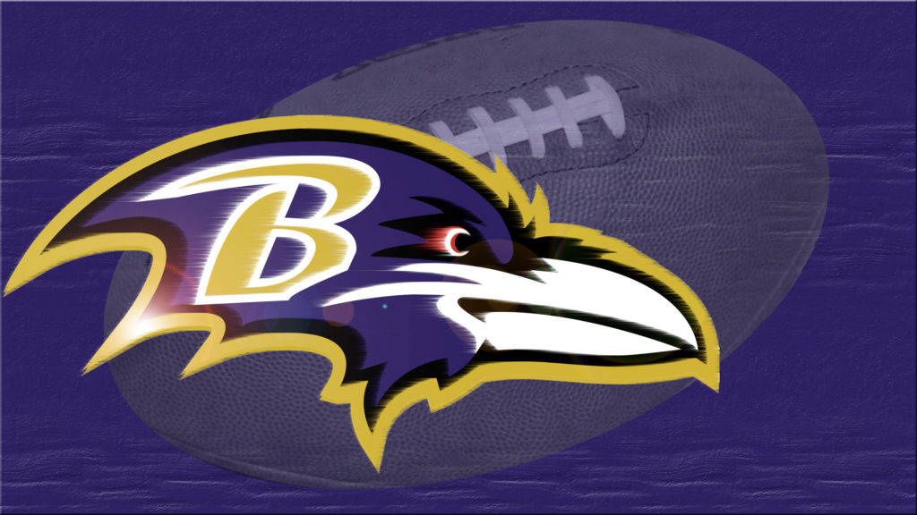 NFL 美式足球 桌布 壁紙 — 一個大膽的紫色和金色巴爾的摩烏鴉隊標誌，帶有兇猛的烏鴉頭，覆蓋在一個有紋理的美式足球上，背景是深紫色。