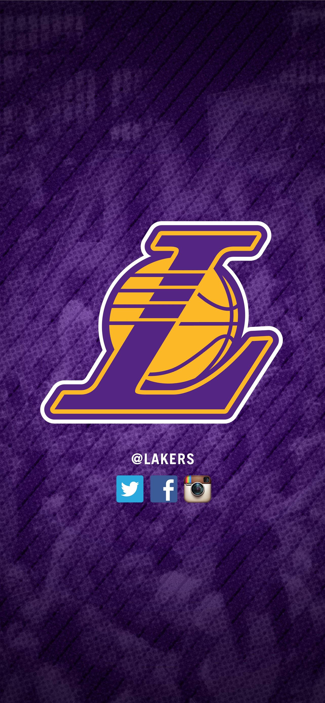 Lakers iPhone 桌布 壁紙 — 一個大膽的紫色和金色洛杉磯湖人隊標誌，居中在帶紋理的紫色背景上，下方有社交媒體圖標。