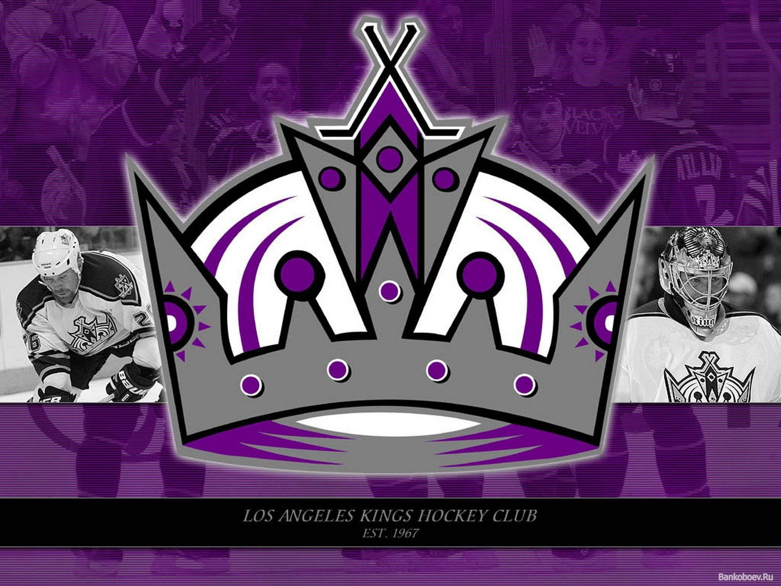 Los Angeles Kings 桌布 壁紙 — 一個大膽的紫色和銀色洛杉磯國王隊冰球皇冠標誌主導了背景為黑白球員照片和球迷的桌布。