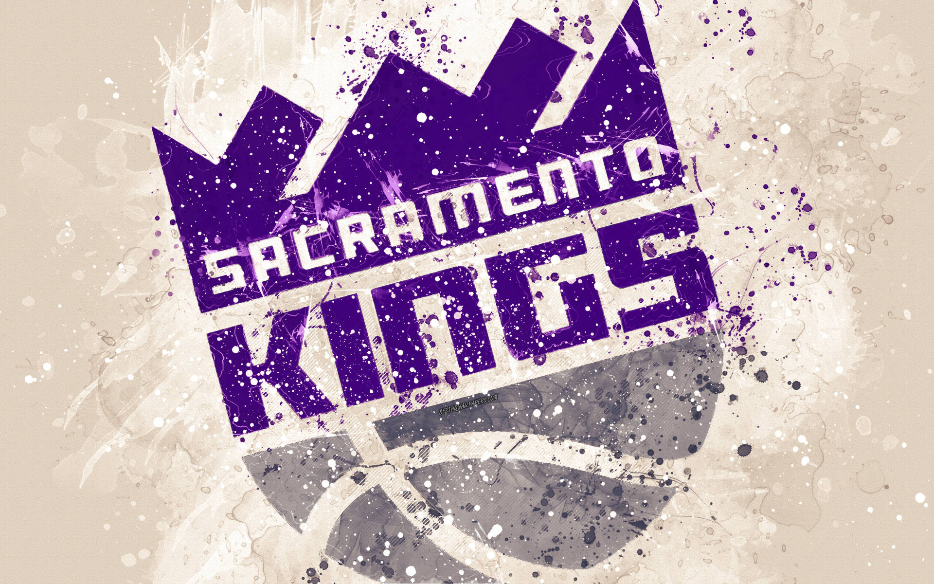 Sacramento 桌布 壁紙 — 一個大膽的紫色沙加緬度國王隊標誌，下方有一個籃球，在米色紋理背景上濺滿油漆。