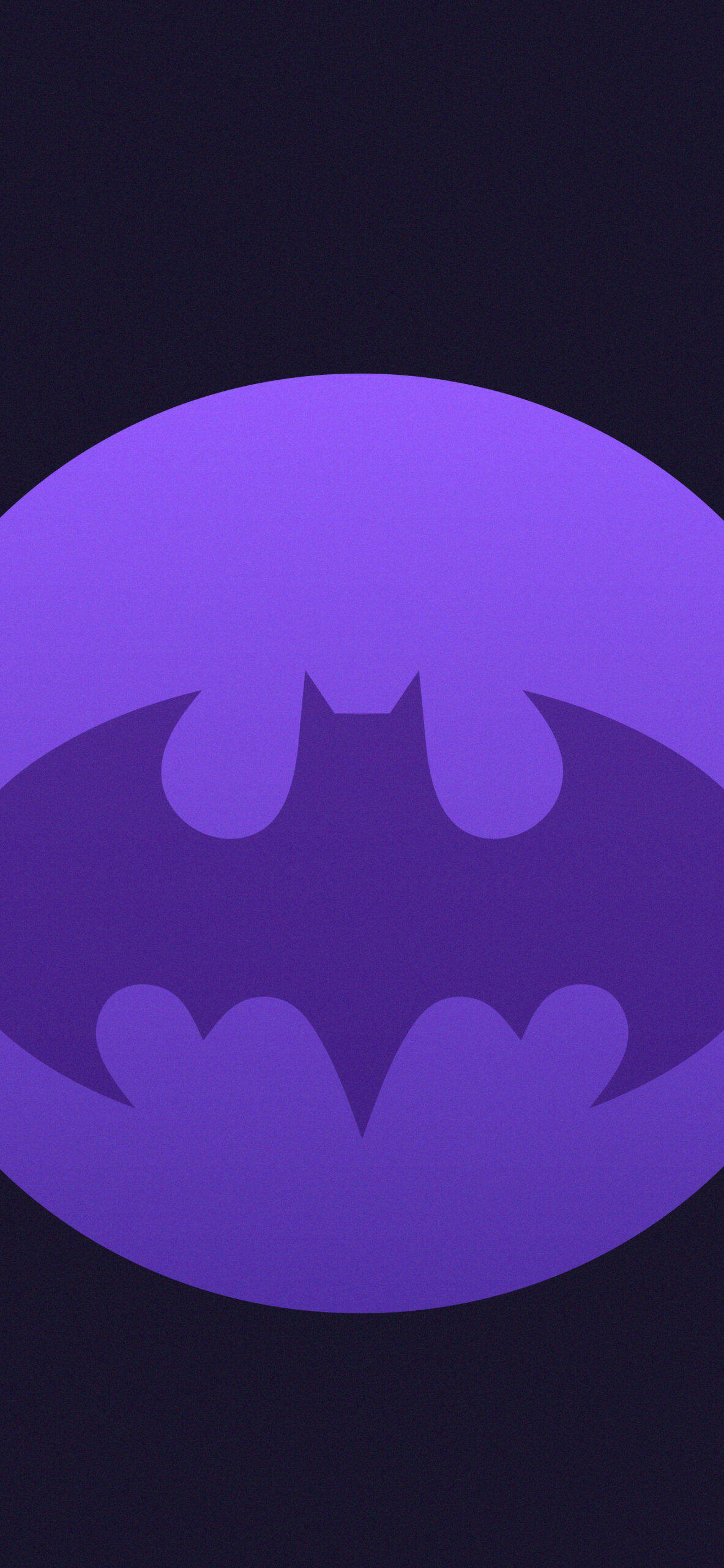 Batman Logo 桌布 壁紙 — 一個大膽的紫色蝙蝠符號居中於漸變圓圈內，背景為深色。