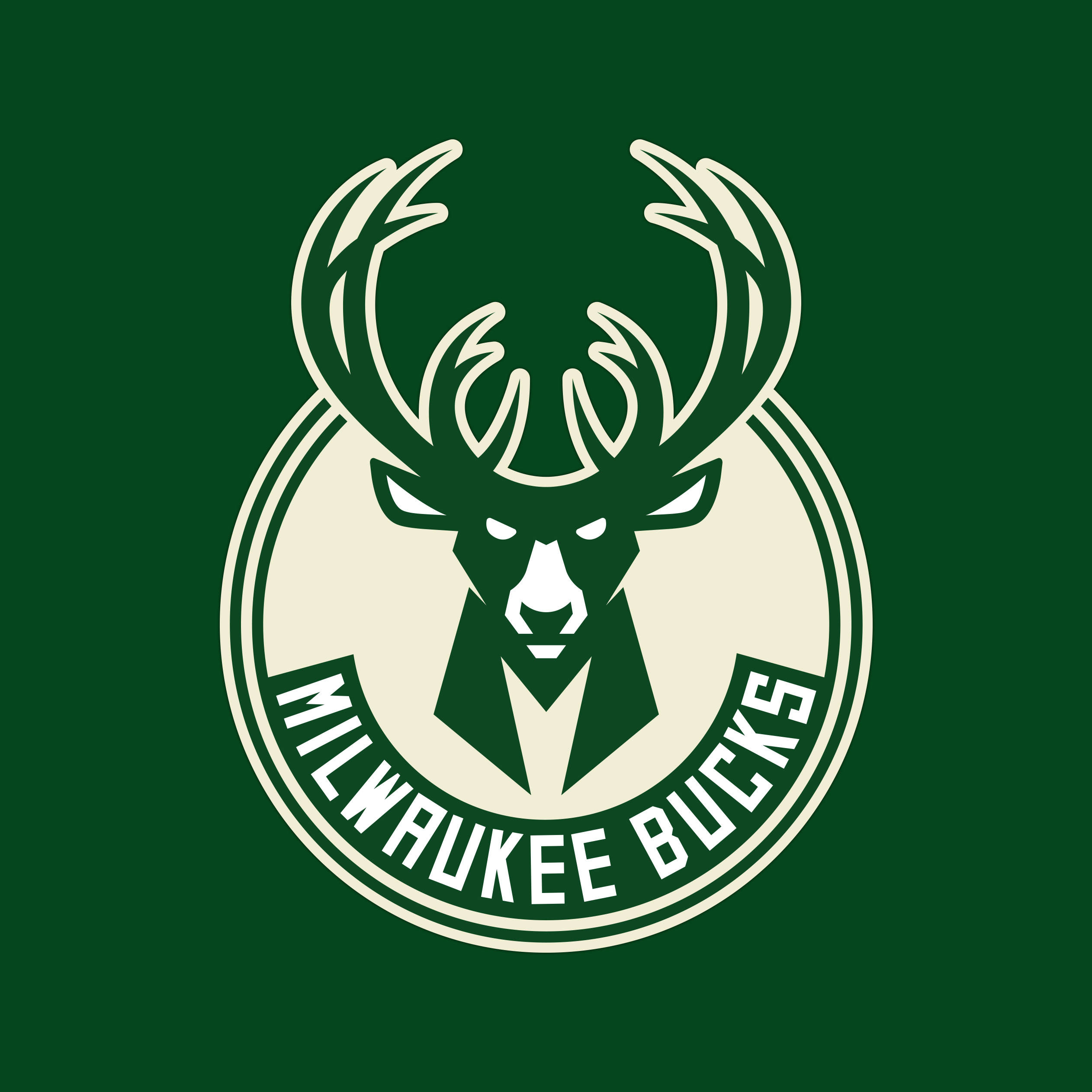 Bucks 桌布 壁紙 — 一個大膽的綠色和奶油色密爾瓦基公鹿隊標誌，帶有風格化的鹿頭和鹿角，以及圓形徽章中的球隊名稱。