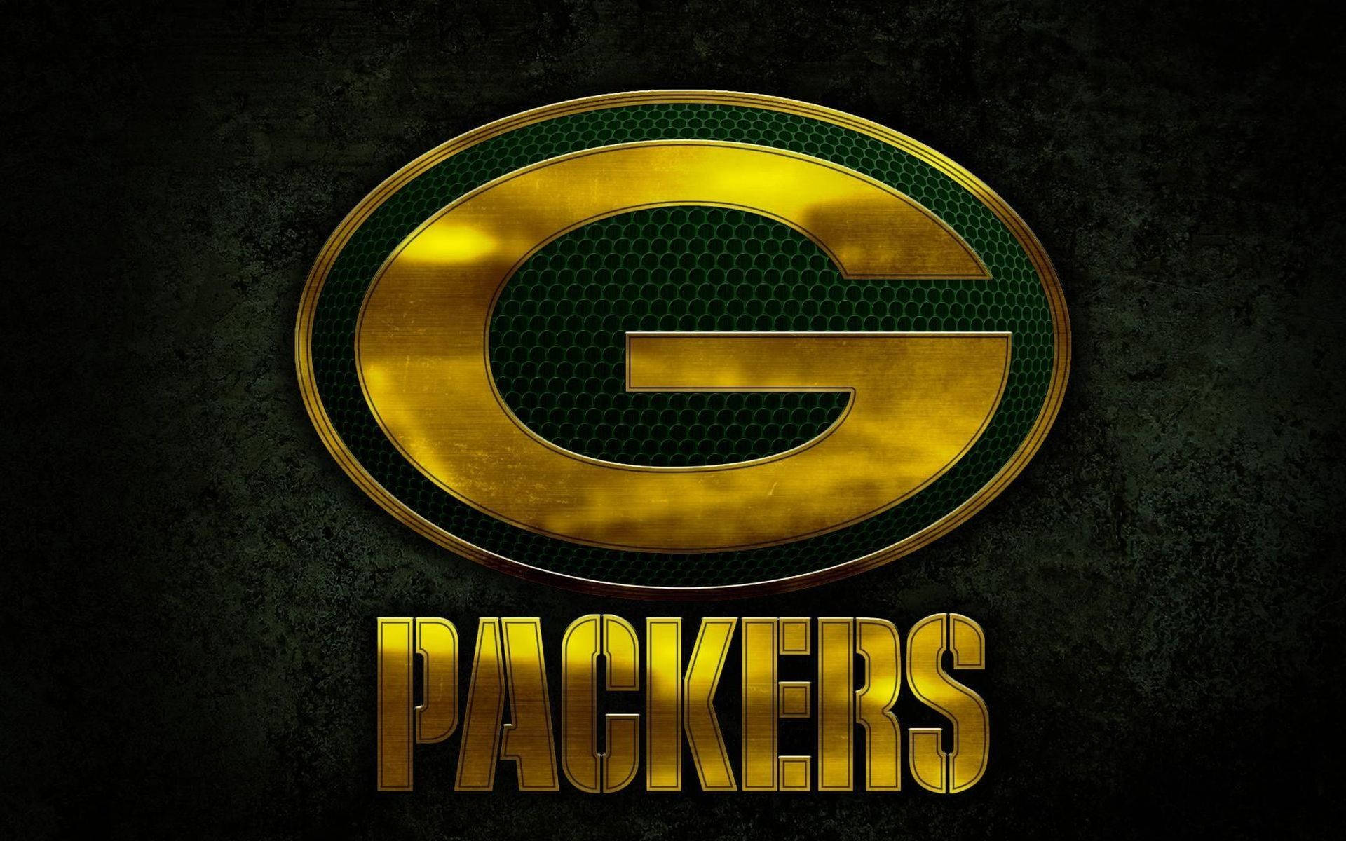 Packers 桌布 壁紙 — 一個大膽的綠色和金色 Packers 標誌，帶有金屬質感，在黑暗粗糙的背景上發光。