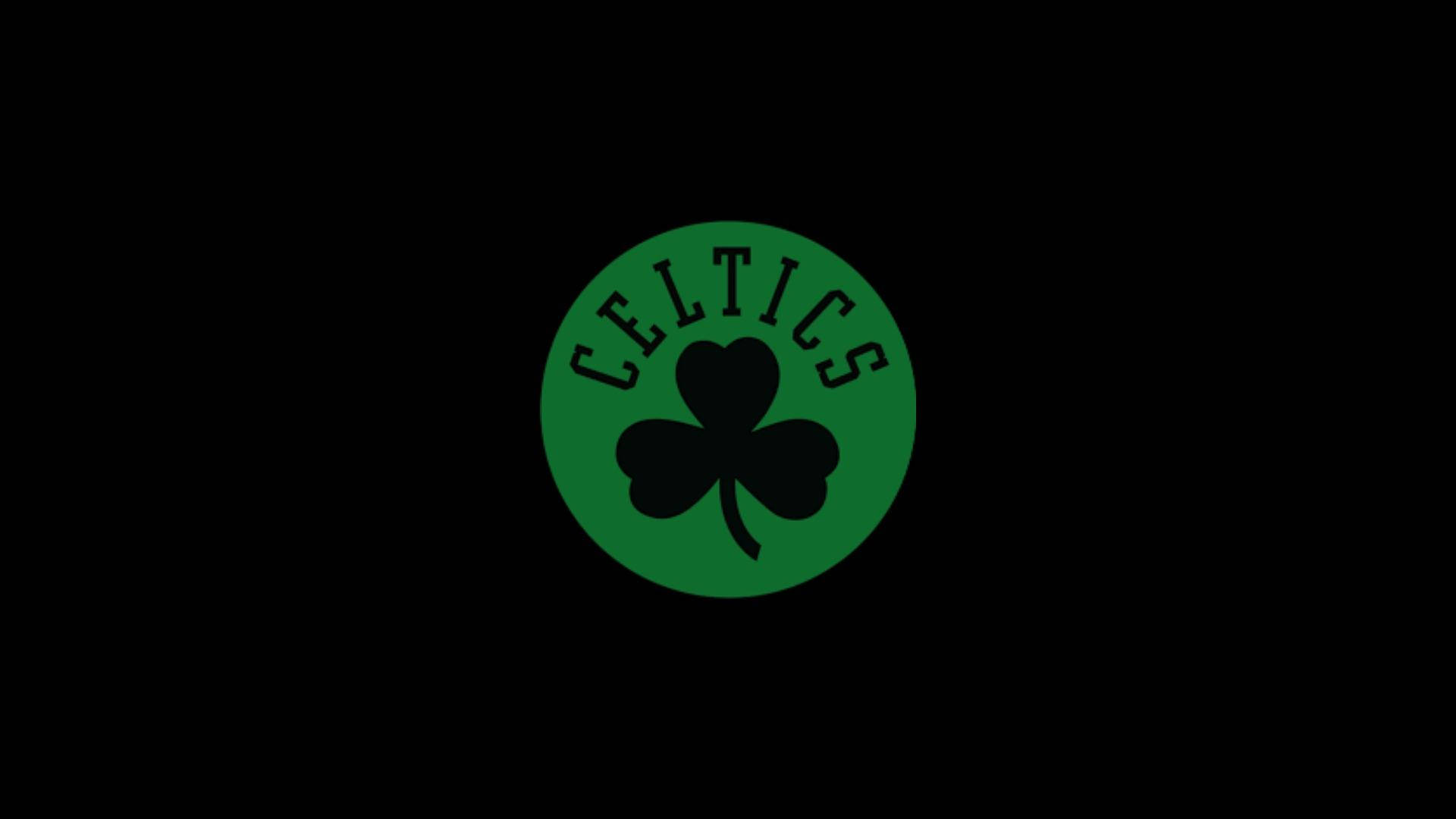 Celtics 桌布 壁紙 — 一個大膽的綠色圓形標誌，中央有一個黑色三葉草和 'CELTICS' 文字，背景為純黑色。