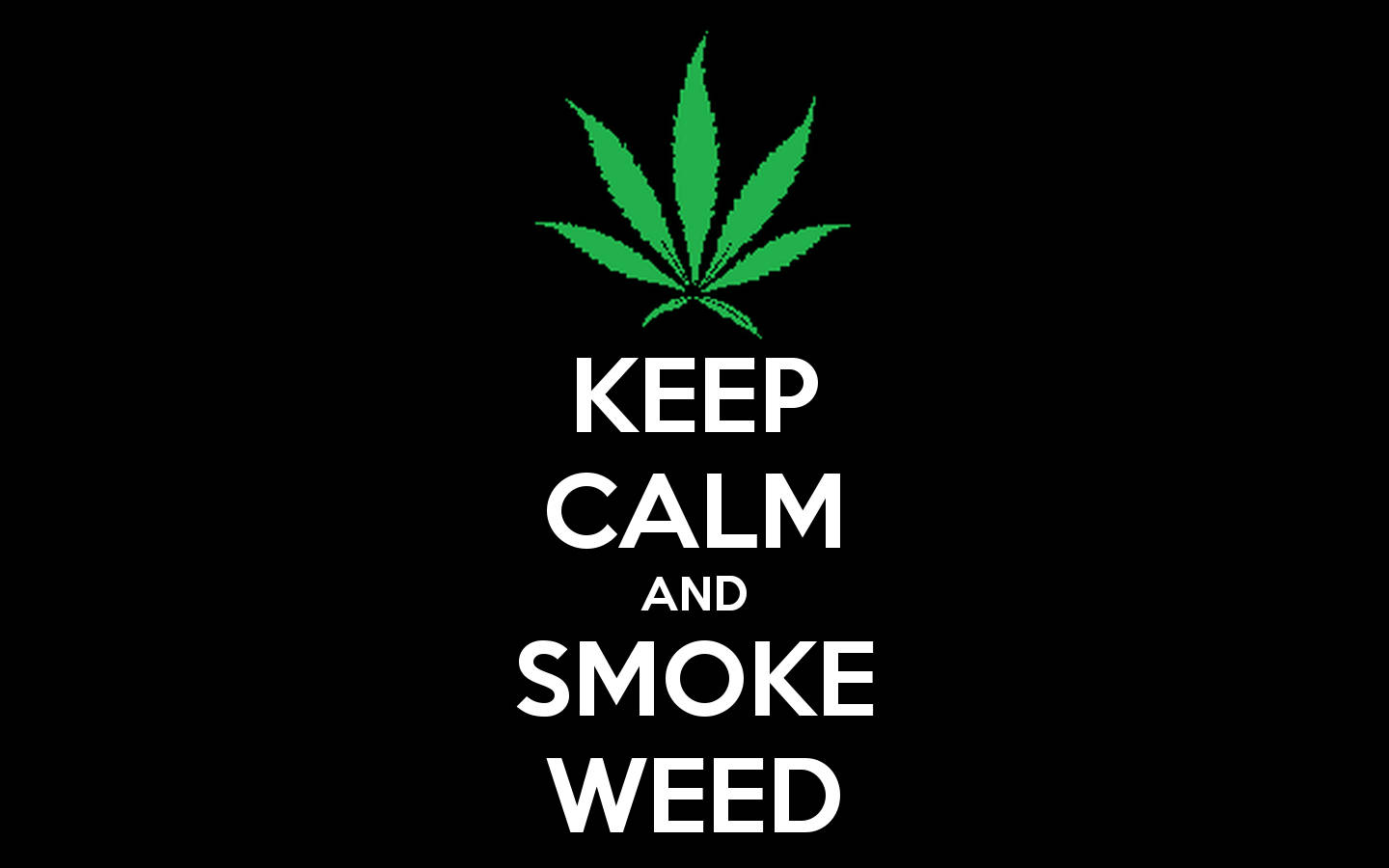 Quote 桌布 壁紙 — 一個大膽的綠色大麻葉位於白色文字 'KEEP CALM AND SMOKE WEED' 之上，背景為純黑色。
