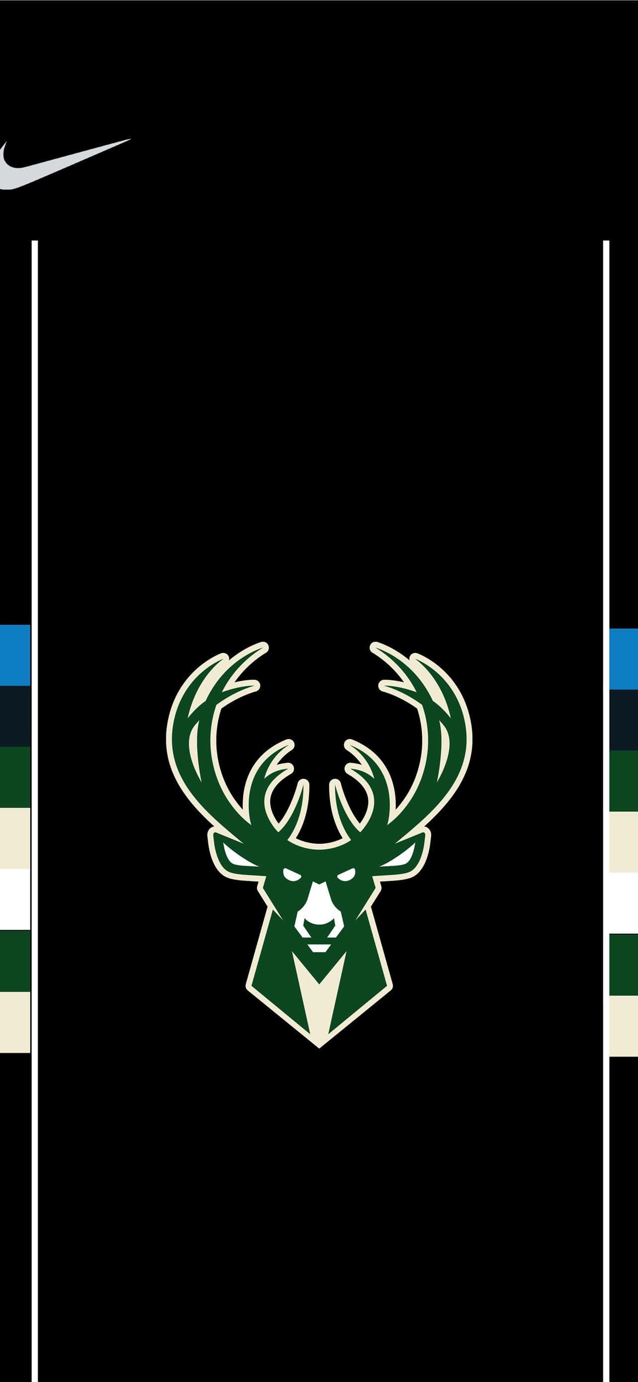 Milwaukee Bucks Logo 桌布 壁紙 — 一個大膽的綠色鹿頭標誌，居中於黑色背景上，兩側有白色垂直線條和色塊。