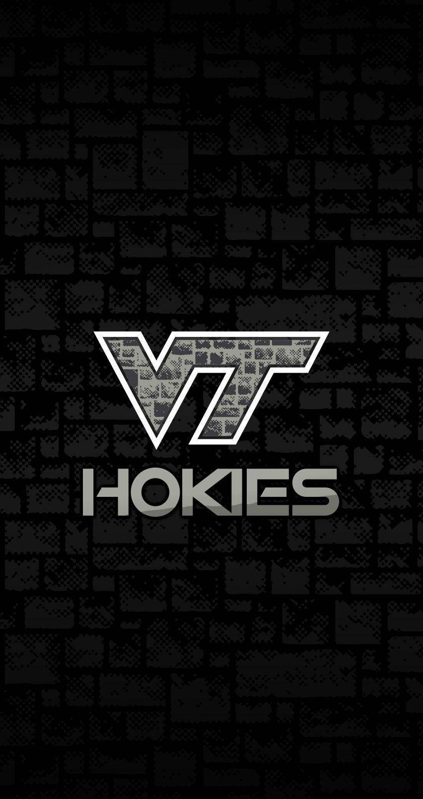 Virginia Tech 桌布 壁紙 — 一個大膽的維吉尼亞理工大學霍奇斯標誌，以銀色和白色呈現，在紋理黑色磚牆背景下脫穎而出。