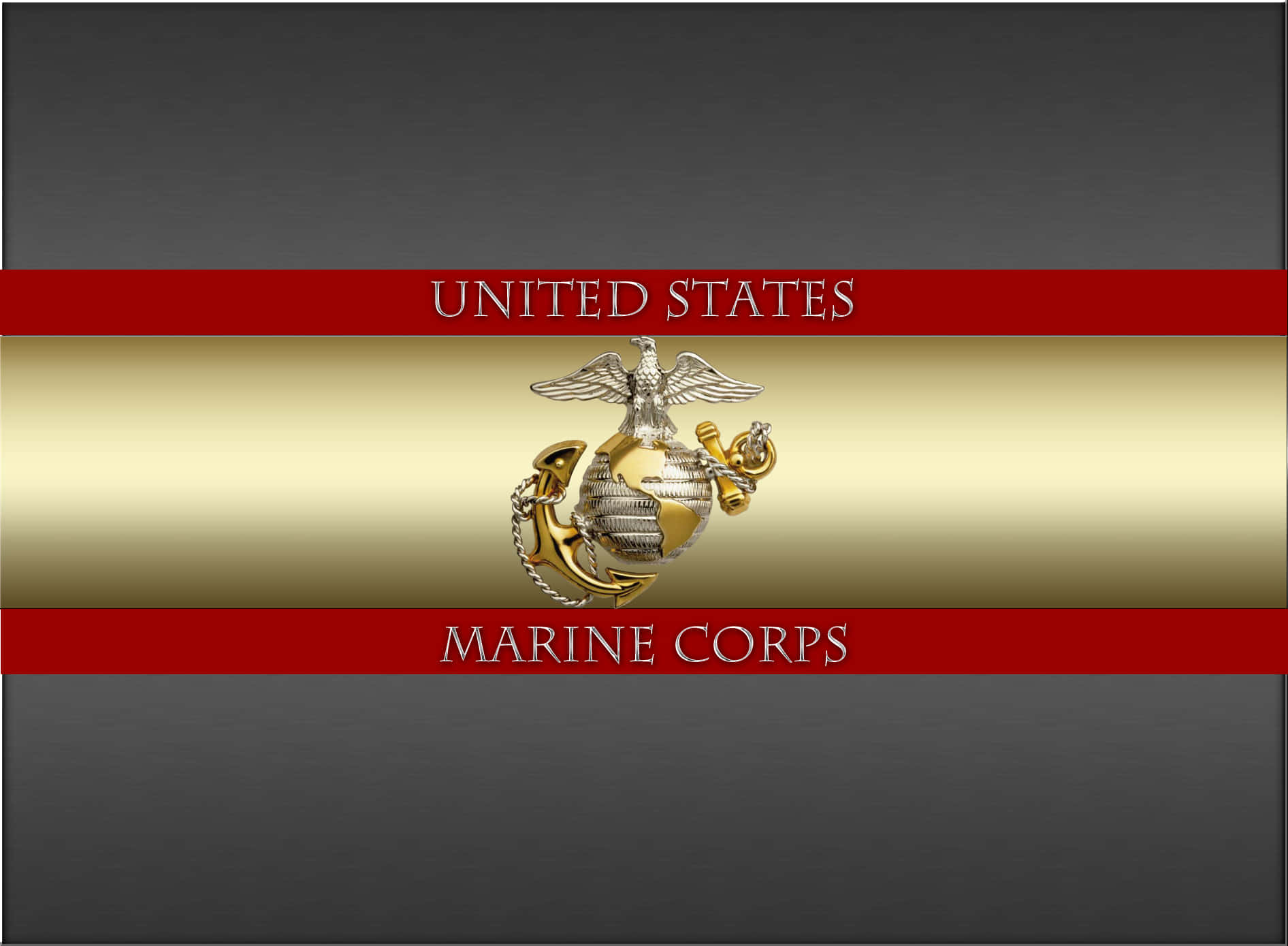 Usmc 桌布 壁紙 — 一個大膽的美國海軍陸戰隊徽章，居中放置在金色和紅色的橫幅上，背景為深灰色漸變。