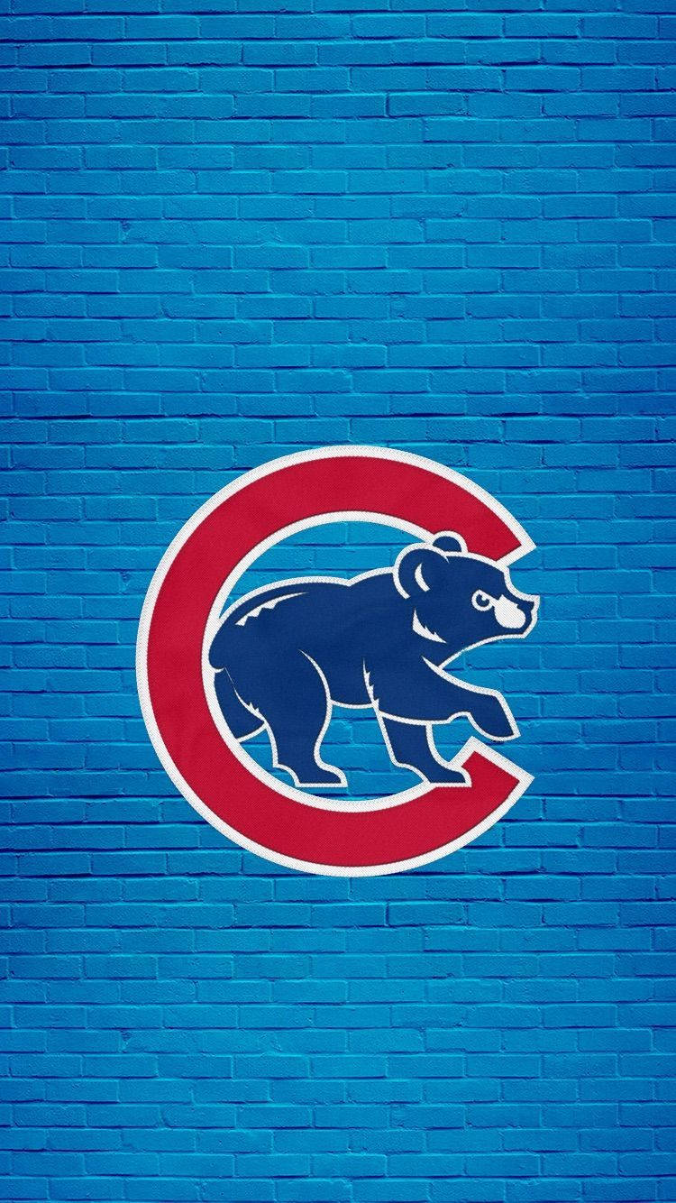 Cubs 桌布 壁紙 — 一個大膽的芝加哥小熊隊標誌，紅色C內有一隻藍色熊，繪在充滿活力的藍色磚牆上。