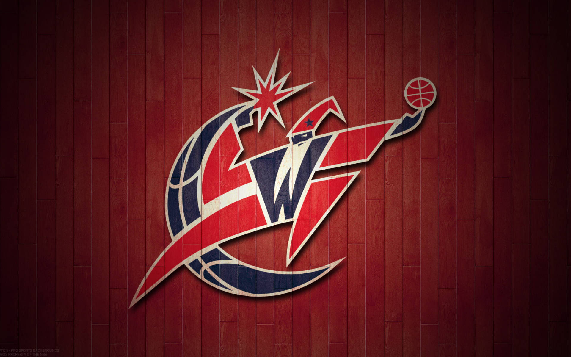 Wizards 桌布 壁紙 — 一個大膽的華盛頓巫師籃球標誌，帶有紅、藍、白配色，在豐富的木質球場背景上脫穎而出。