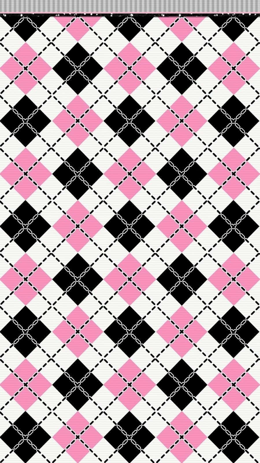 Pink Black And White 桌布 壁紙 — 一個大膽的菱形圖案，以粉紅色、黑色和白色的鑽石形狀組成，並由鏈節圖案勾勒在紋理背景上。