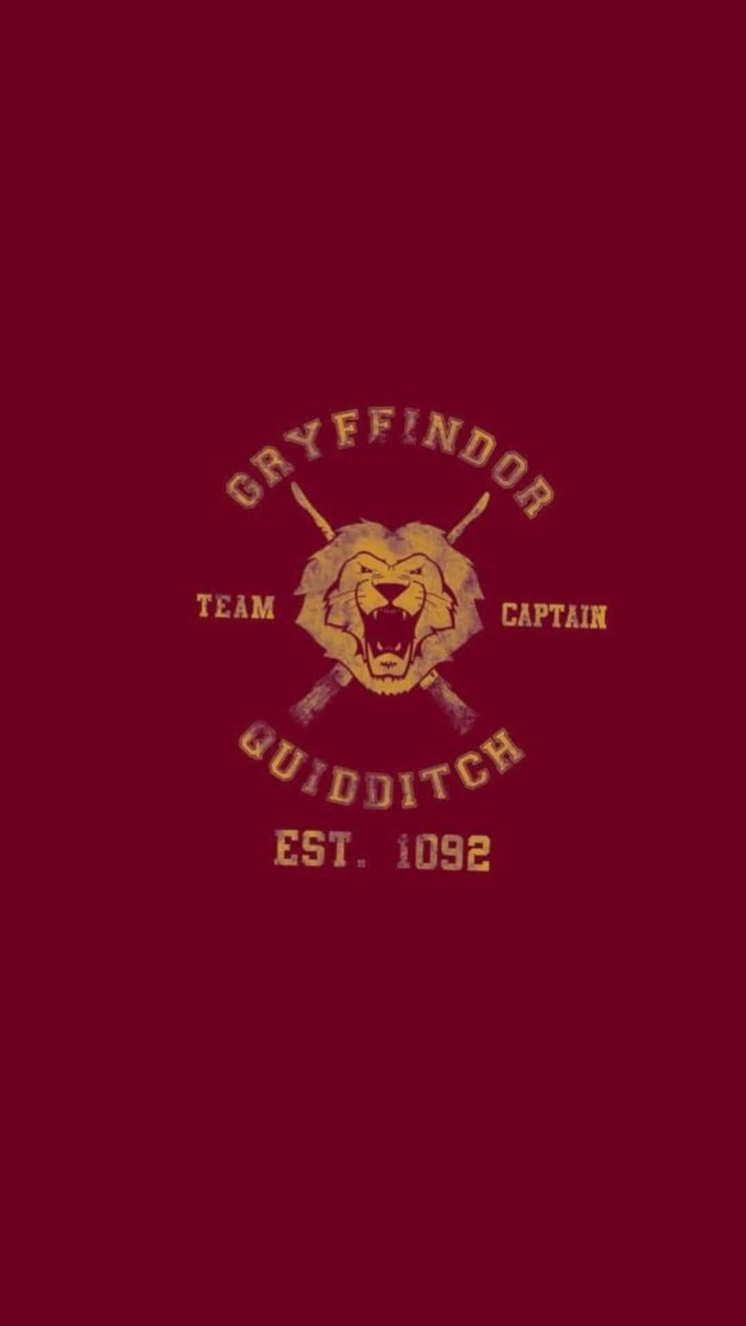 The Hogwarts Quidditch Team 桌布 壁紙 — 一個大膽的葛萊芬多魁地奇球隊徽章，在深栗色背景上有一隻咆哮的獅子和交叉的掃帚。