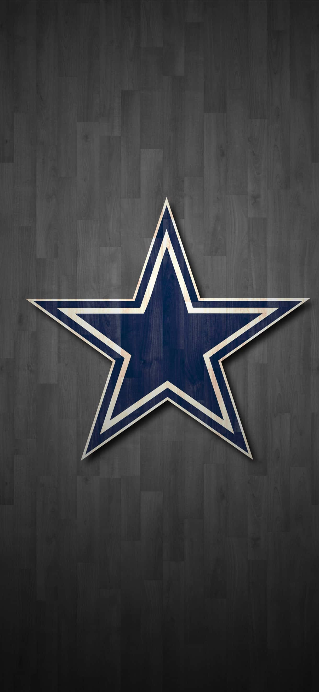 Dallas Cowboys Star 桌布 壁紙 — 一個大膽的藍白星形標誌，居中放置在深灰色木紋背景上。