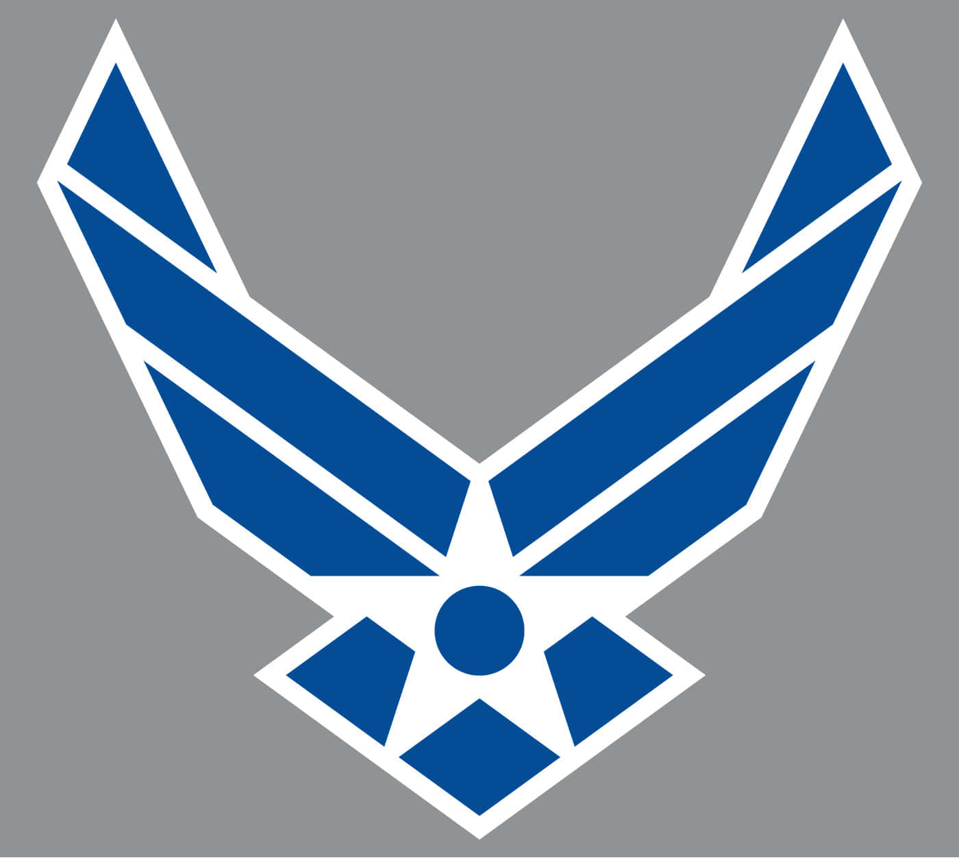 Air Force 桌布 壁紙 — 一個大膽的藍白相間美國空軍徽章，居中放置在純灰色背景上。