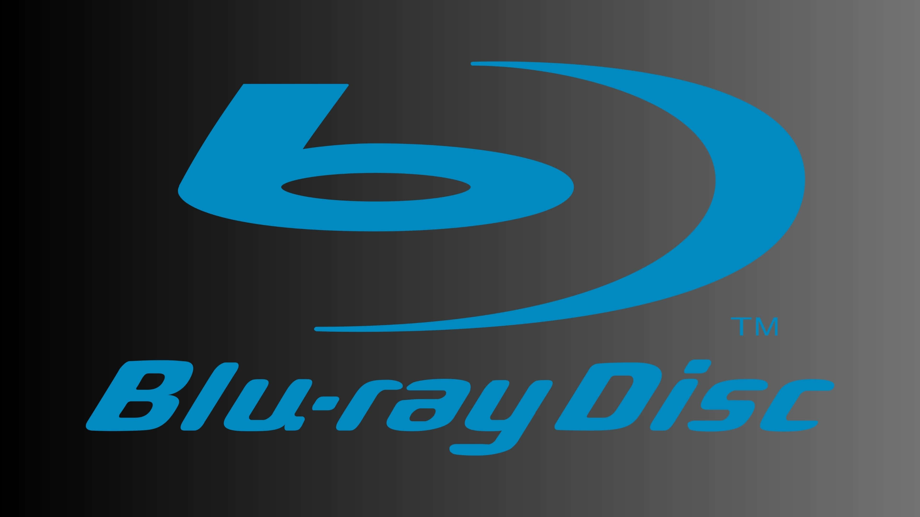 4K Blu-ray 桌布 壁紙 — 一個大膽的藍色 Blu-ray Disc 標誌，置中在深色漸變背景上。