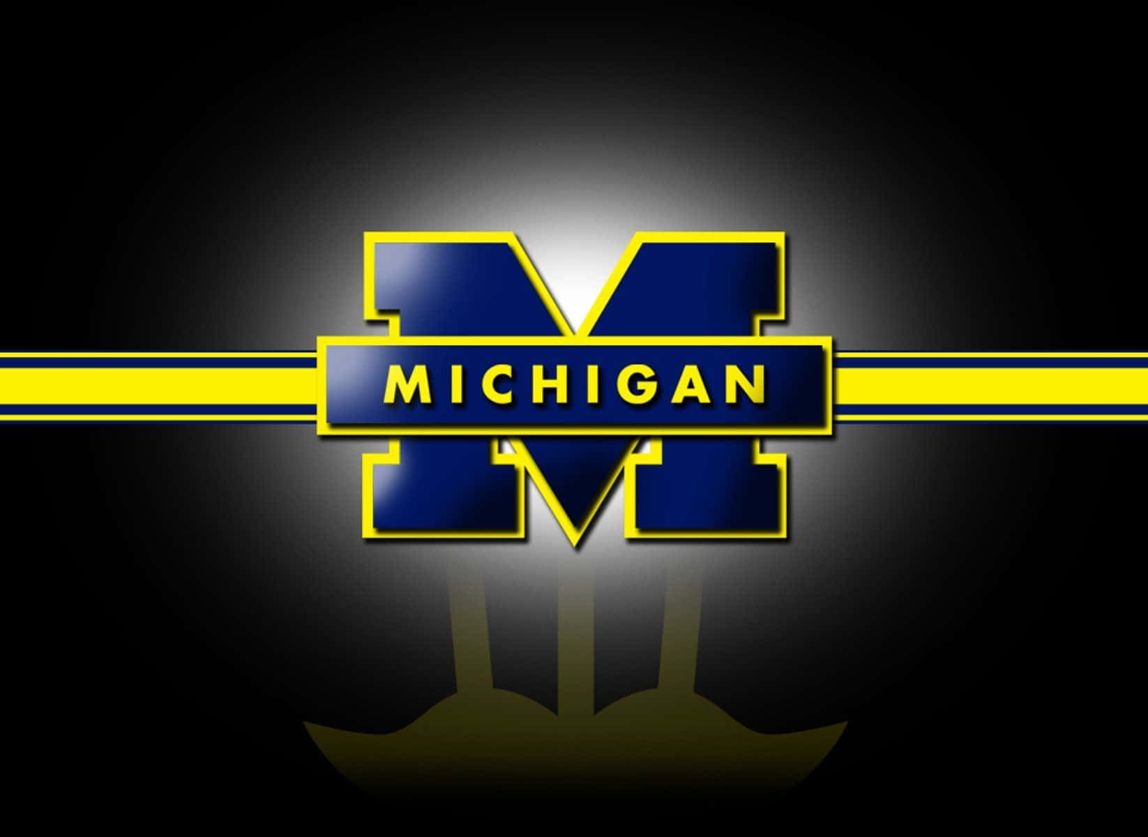Michigan Wolverines 桌布 壁紙 — 一個大膽的藍色和黃色密西根狼獾隊標誌在帶有微妙陰影效果的深色漸變背景上發光。