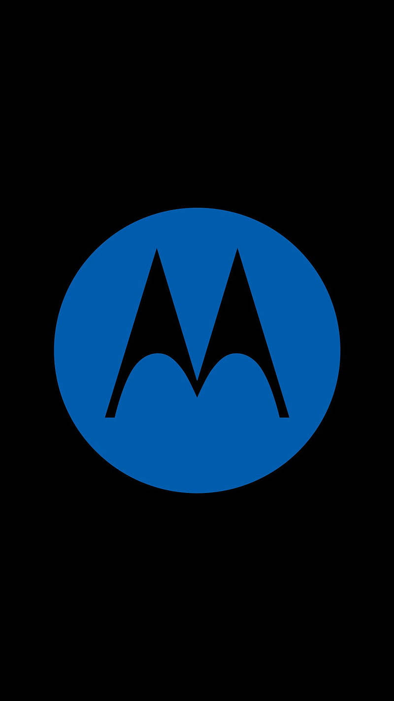 摩托羅拉 桌布 壁紙 — 一個大膽的藍色圓形 Motorola 標誌，居中在純黑色背景上。