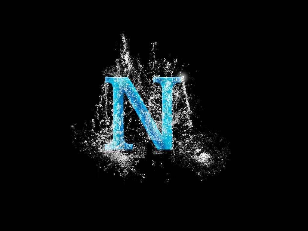 字母 N 桌布 壁紙 — 一個大膽的藍色字母N從動態的水花中浮現，背景是純黑色。