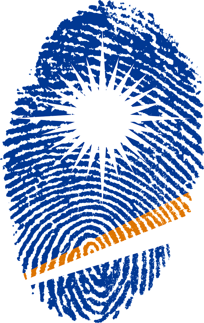 Fingerprint 桌布 壁紙 — 一個大膽的藍色指紋圖案，帶有白色星爆和橙白斜紋，背景為黑色。