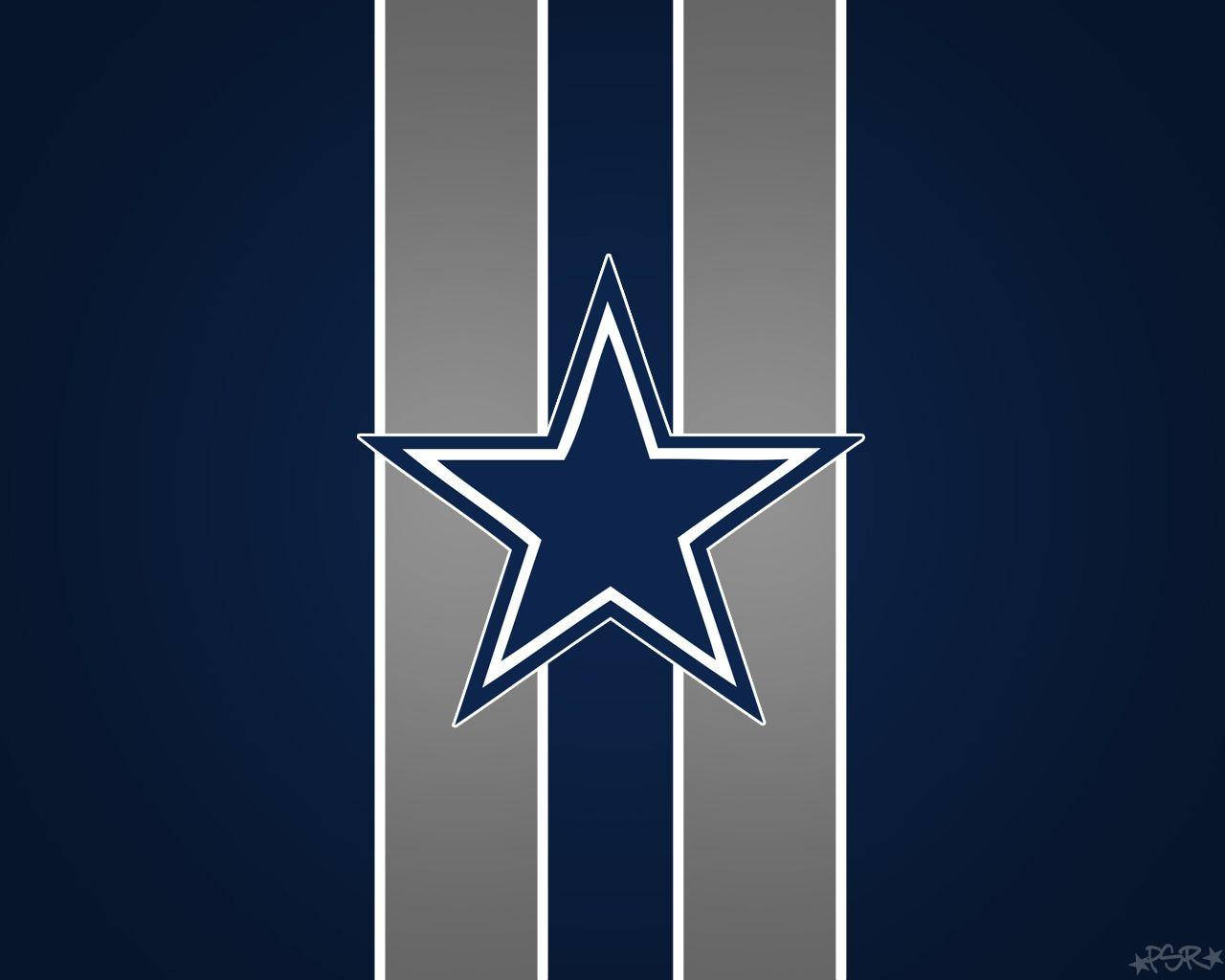 Dallas Cowboys Logo 桌布 壁紙 — 一個大膽的藍色星星，帶有白色輪廓，居中在垂直的灰色和白色條紋上，背景為深藍色。